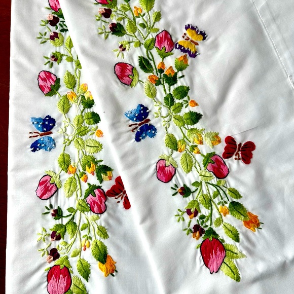 ✨Beautiful Hand embroidered pillow cases✨ (Set of 2) - Picture 4 of 4